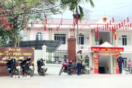 Trung tâm trụ sở xã biên giới Hua Bum (Lai Châu) được trang hoàng rực rỡ cờ tổ quốc, băng rôn khẩu hiệu sẵn sàng cho Ngày hội lớn của toàn dân tộc. (Ảnh: Quý Trung/TTXVN)