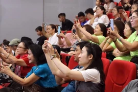 Khán giả hào hứng chụp ảnh tại buổi giao lưu với các đạo diễn, diễn viên nổi tiếng của Hàn Quốc tại các buổi chiếu phim.