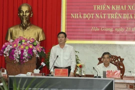 Ông Trần Văn Huyến, Chủ tịch Ủy ban Nhân dân tỉnh, Phó Trưởng Ban Chỉ đạo triển khai xóa nhà tạm, nhà dột nát trên địa bàn tỉnh Hậu Giang, phát biểu tại cuộc họp. (Ảnh: Duy Khương/TTXVN)