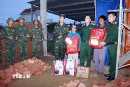 Chỉ huy Trưởng Bộ chỉ huy Quân sự thành phố Đà Nẵng thăm động viên các chiến sỹ và hộ gia đình thực hiện giúp dân xây nhà sau mưa lũ tháng 12/2025. (Ảnh: Trần Tĩnh/TTXVN)