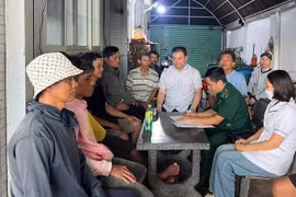 Lãnh đạo UBND xã Bình Châu thăm hỏi các ngư dân bị nạn. (Nguồn: Thanh Niên)
