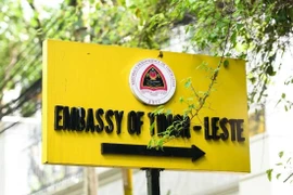 Một biển báo gần lối vào Đại sứ quán Timor Leste tại Yangon. (Ảnh: AFP)
