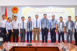 Phó Chủ tịch UBND thành phố Cần Thơ Vương Quốc Nam tặng quà cho Tiến sĩ Trần Hải Linh, Chủ tịch Hiệp hội Doanh nhân và Đầu tư Việt Nam - Hàn Quốc (VKBIA). (Ảnh: Thanh Liêm/TTXVN)