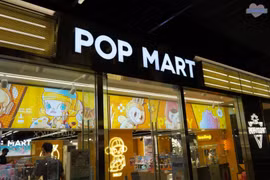 Hiện POP MART đã có hơn 500 cửa hàng, gần 2.500 máy bán hàng tự động, xuất hiện tại gần 100 quốc gia và vùng lãnh thổ. (Nguồn: Reuters)