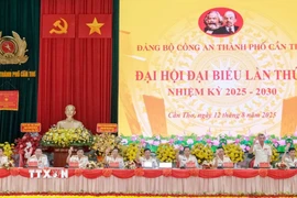 Đại biểu biểu quyết thông qua các nội dung của Đại hội. (Ảnh: Thanh Liêm/TTXVN)