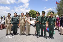 Ban chỉ huy đồn Biên phòng cửa khẩu Quốc tế Tịnh Biên, An Giang (bên phải) ký và trao biên bản giao nhận 72 công dân Việt Nam do phía Campuchia trao trả. (Ảnh: TTXVN)