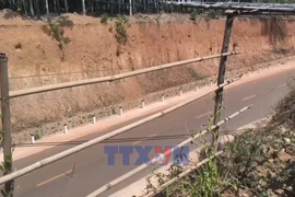 Nhà dân nằm cheo leo bên mép vực sau khi hạ cốt nền đường 
