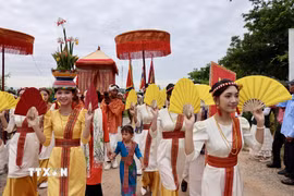 Điệu múa quạt của các thiếu nữ Chăm như những cánh bướm rực rỡ chào đón đoàn rước y trang, biểu tượng của sự sống và niềm vui. (Ảnh: Nhật Anh/TTXVN)