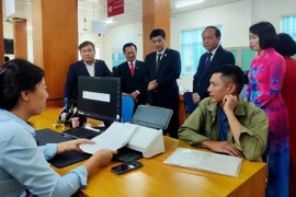 Ông Vũ Hồng Thanh, Ủy viên TW Đảng, Phó Chủ tịch Quốc hội, Đại biểu Quốc hội tỉnh Quảng Ninh kiểm tra quy trình vận hành Trung tâm phục vụ hành chính công tại đặc khu Vân Đồn. (Nguồn: VOV)