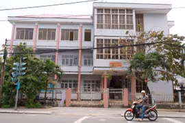 Trụ sở cũ của Ủy ban Nhân dân Phường 2 (thành phố Tuy Hòa) tạm dừng sửa chữa để tránh lãng phí khi sắp xếp đơn vị hành chính. (Ảnh: Xuân Triệu/TTXVN)
