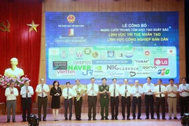 Thứ trưởng Nguyễn Văn Phúc tặng hoa chúc mừng Mạng lưới trí tuệ nhân tạo và công nghiệp bán dẫn do Đại học Bách khoa Hà Nội chủ trì. (Nguồn: Giáo dục Thủ đô)