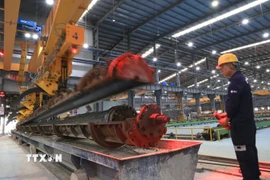 Công nhân sản xuất ống chịu lực ly tâm trong Khu công nghiệp chuyên sâu Phú Mỹ 3, phường Tân Phước, Thành phố Hồ Chí Minh. (Ảnh: Hồng Đạt/TTXVN)