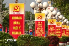 Rực rỡ các băng rôn, áp phích tuyên truyền về Đại hội XIV. (Ảnh: Chanh Đa/TTXVN)