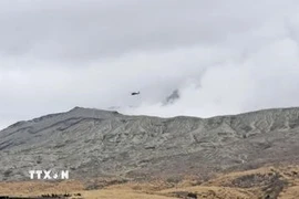 Khu vực gần đỉnh núi Aso, tỉnh Kumamoto, Tây Nam Nhật Bản, nơi trực thăng du lịch chở 3 người mất liên lạc, ngày 20/1/2026. (Ảnh: Kyodo/TTXVN)