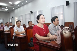 Các đảng viên, cán bộ phường Bạc Liêu (tỉnh Cà Mau) theo dõi truyền hình trực tiếp phiên khai mạc Đại hội XIV của Đảng. (Ảnh: Chanh Đa/TTXVN)