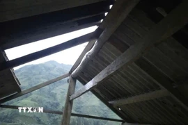 Xã Tả Phìn có 13 hộ dân bị tốc mái nhà do dông lốc. (Ảnh: TTXVN phát)