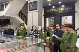 Tống đạt quyết định khởi tố, bắt tạm giam đối với bà Lê Thị Thu Hương. (Nguồn: Lao Động)