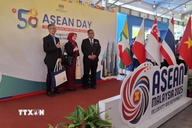 Các đại biểu dự Lễ kỷ niệm Ngày ASEAN 2025 chụp ảnh lưu niệm. (Ảnh: Bùi Hoàn/TTXVN)