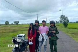 Hai đối tượng có hành vi xuất cảnh trái phép bị tổ công tác Chốt cảnh giới Biên phòng Tà Peng (thuộc Ban Chỉ huy Bộ đội Biên phòng tỉnh Tây Ninh) phát hiện, bắt giữ tại hiện trường. (Ảnh: TTXVN phát)