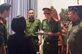 Cơ quan Cảnh sát điều tra Công an tỉnh Đắk Lắk tống đạt quyết định khởi tố bị can đối với bà H. (Nguồn: Tuổi Trẻ)