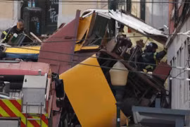Hiện trường vụ tai nạn tàu điện ở Lisbon, Bồ Đào Nha,. (Ảnh: AFP)