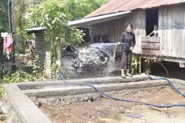 Chị H’Thương B’yă, tại buôn Cư Mil, xã Êa Trul, huyện Krông Bông, tỉnh Đắk Lắk là hộ nghèo, phấn khởi khi được nhà nước hỗ trợ xây ngôi nhà mới. (Ảnh: Nguyên Dung/TTXVN)