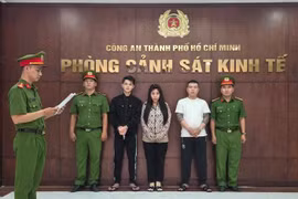 Bị can Huỳnh Đức Cường (áo trắng), Phan Thành Đạt (áo đen) và Nguyễn Thị Vân bị bắt - (Ảnh: Công an cung cấp)