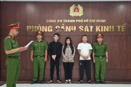 Bị can Huỳnh Đức Cường (áo trắng), Phan Thành Đạt (áo đen) và Nguyễn Thị Vân bị bắt - (Ảnh: Công an cung cấp)