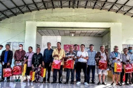 Ủy ban Mặt trận Tổ quốc Việt Nam trao 250 phần quà cho các hộ nghèo, cận nghèo, hộ có hoàn cảnh khó khăn với tổng giá trị 150 triệu đồng ở Cà Mau. (Ảnh: TTXVN phát)