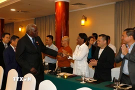 Chủ tịch Quốc hội Cuba Esteban Lazo Hernandez gặp gỡ các doanh nghiệp Thành phố Hồ Chí Minh. (Ảnh: Thanh Vũ/TTXVN)