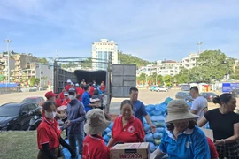 Nhân dân Quảng Ninh, trong đó có nhiều người cao tuổi không quản vất vả tích cực bốc xếp hàng hóa để vận chuyển vào Lâm Đồng trong những ngày qua. (Ảnh: Thanh Vân/TTXVN)