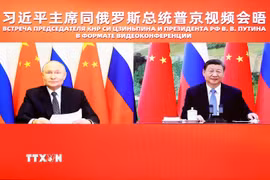Tổng thống Nga Vladimir Putin và Chủ tịch Trung Quốc Tập Cận Bình (ảnh) ngày 21/1/2025 đã có cuộc hội đàm trực tuyến. Trong cuộc hội đàm, Tổng thống Putin nhấn mạnh hai nước đã phối hợp chặt chẽ trên các diễn đàn đa phương như Liên hợp quốc, Hội đồng Bảo an, Tổ chức Hợp tác Thượng Hải, Nhóm các nền kinh tế phát triển và mới nổi hàng đầu thế giới (G20), Diễn đàn Hợp tác Kinh tế châu Á – Thái Bình Dương (APEC). Hai nhà lãnh đạo cũng ủng hộ xây dựng một trật tự đa cực công bằng hơn, cùng nhau làm việc để đảm bảo an ninh không chia cắt trong không gian Á-Âu và trên thế giới. (Ảnh: THX/TTXVN)