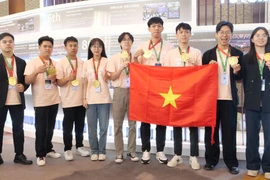 9 sinh viên Việt Nam đoạt giải trong Cuộc thi ICT Huawei 2024-2025. (Ảnh: Quang Hưng/TTXVN)