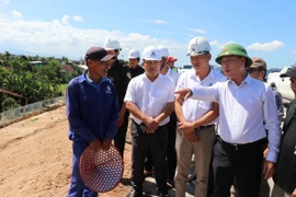 Thứ trưởng Bộ Xây Dựng Nguyễn Việt Hùng kiểm tra hiện trường Gói thầu XL1 cao tốc Quảng Ngãi-Hoài Nhơn đoạn qua xã Nghĩa Giang, tỉnh Quảng Ngãi. (Ảnh: Phạm Cường/TTXVN)