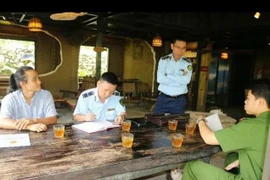 Lực lượng chức năng làm việc với đại diện quán Sa Mộc. (Nguồn: Công an cung cấp)
