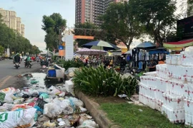 Rác thải từ chợ tự phát gây ô nhiễm môi trường. (Ảnh: Hương Giang/TTXVN)