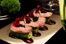 Món cải cuốn ăn kèm với bò Wagyu và trứng cá tầm.