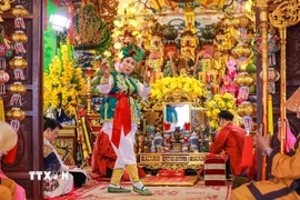 Thanh đồng Lê Thị Liên (tỉnh Lâm Đồng) thực hành nghi lễ Hầu đồng. (Ảnh: Khánh Hoà/TTXVN)