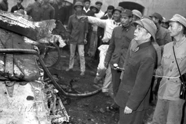 Ngày 30/12/1972, Đại tướng Võ Nguyên Giáp thị sát xác chiếc máy bay B-52 Mỹ bị quân và dân ta bắn rơi tại làng Ngọc Hà (Hà Nội) trong chuyến thăm Tiểu đoàn 79 tên lửa, đơn vị có nhiều thành tích cùng quân và dân Thủ đô đập tan cuộc tập kích chiến lược bằng không quân của Mỹ. (Ảnh: TTXVN)