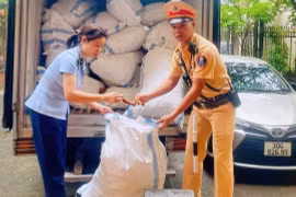 Lực lượng chức năng bất ngờ kiểm tra xe tải có nghi vấn. (Ảnh: TTXVN)