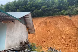 Tỉnh Tuyên Quang di dời khẩn cấp nhiều hộ dân ra khỏi vùng sạt lở.