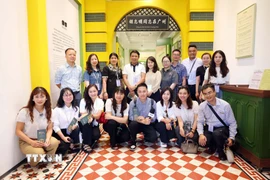 Đoàn đại biểu các cơ quan báo chí Việt Nam tham quan Di tích Trụ sở Việt Nam Thanh niên Cách mạng đồng chí Hội. (Nguồn: Phạm Kiên/TTXVN)