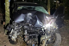 Ôtô biến dạng sau khi va chạm với xe máy khiến 3 mẹ con tử vong. (Nguồn: Mạng Xã Hội)