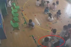 Cô giáo kéo cháu bé vào góc khuất rồi dùng tay đánh cháu.