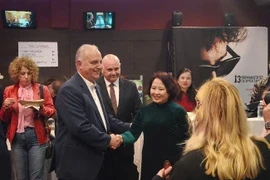 Đại sứ Phạm Thị Thu Hương và các quan chức Hy Lạp tại lễ khai mạc tuần phim. (Ảnh: TTXVN)