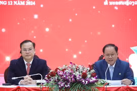 Thứ trưởng Bộ Công an Việt Nam Nguyễn Văn Long (trái) và Thứ trưởng Bộ Công an Lào Khamking Phuilamanyvong đồng chủ trì Hội nghị. (Ảnh: Xuân Tú/TTXVN)