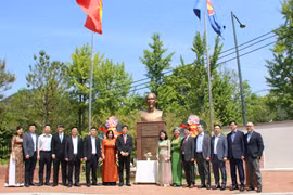 Đại sứ Vũ Hồ cùng cán bộ các cơ quan đại diện Việt Nam tại Hàn Quốc chụp ảnh lưu niệm trước tượng đài Bác Hồ trong khuôn viên Đại sứ quán. (Ảnh: Trường Giang/TTXVN)