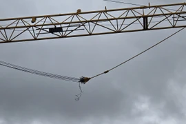 Hình ảnh dây cáp của cần cầu sau vụ gãy đổ. (Nguồn: Báo Tiền Phong)