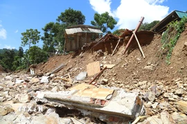 Phần móng và bờ kè của một ngôi nhà của người dân Ơ Đu ở bản Văng Môn bị lũ gây sạt lở còn nằm lại trên lưu vực suối Nậm Ngân. (Ảnh: Xuân Tiến/TTXVN)