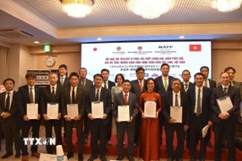 Lễ trao MOU tại hội nghị. (Ảnh: Nguyễn Tuyến/TTXVN)